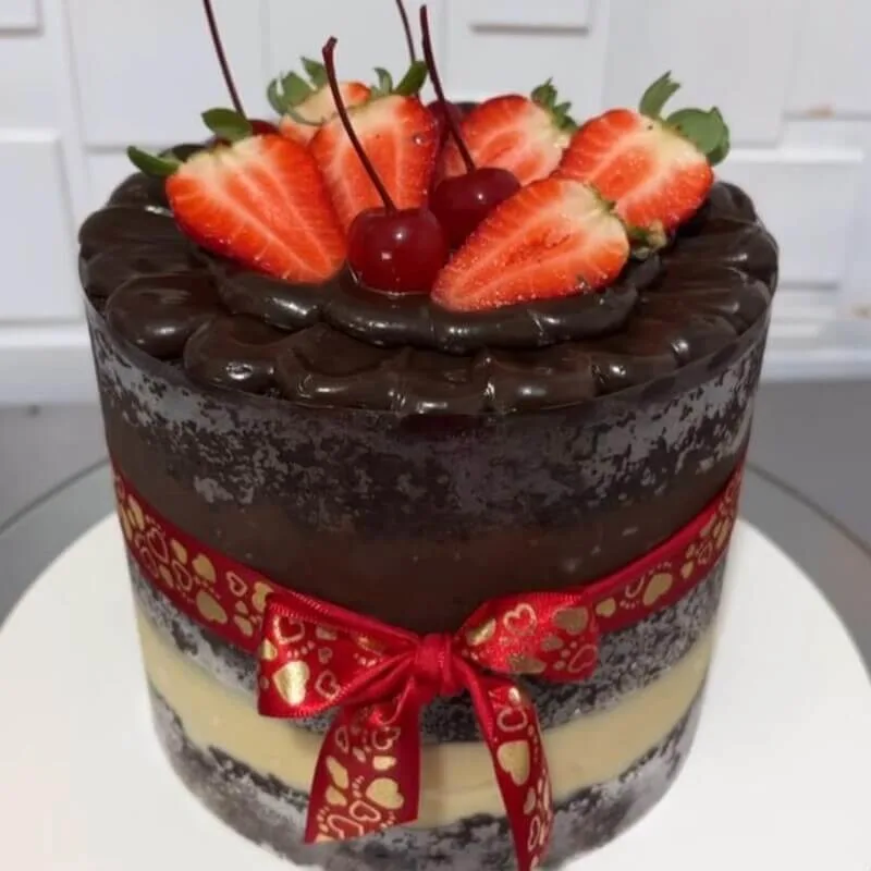 Delicioso bolo decorado no acetato - Oliver Confeitaria