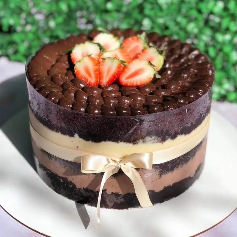 Bolo de chocolate artesanal com brigadeiro gourmet