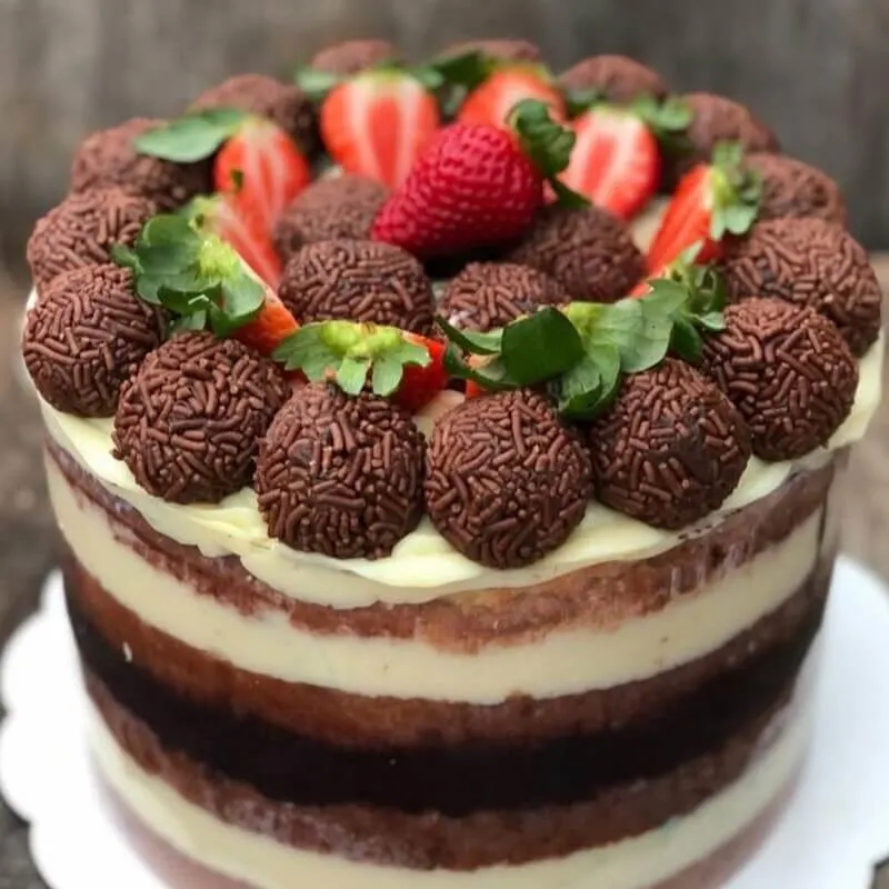 Bolo de aniversário personalizado com morangos