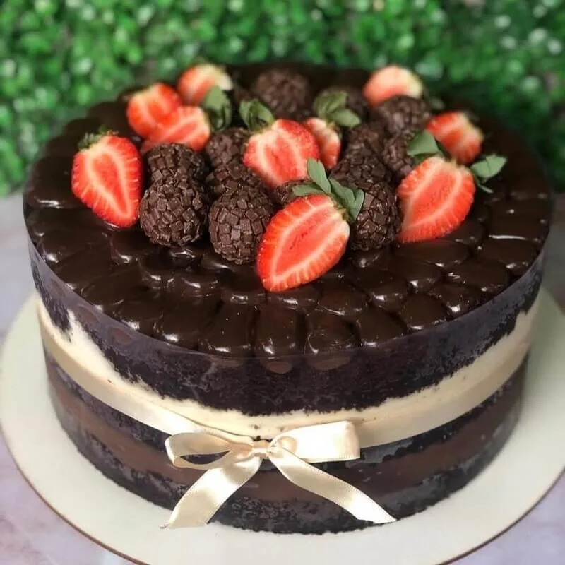 Torta artesanal de chocolate com morangos frescos